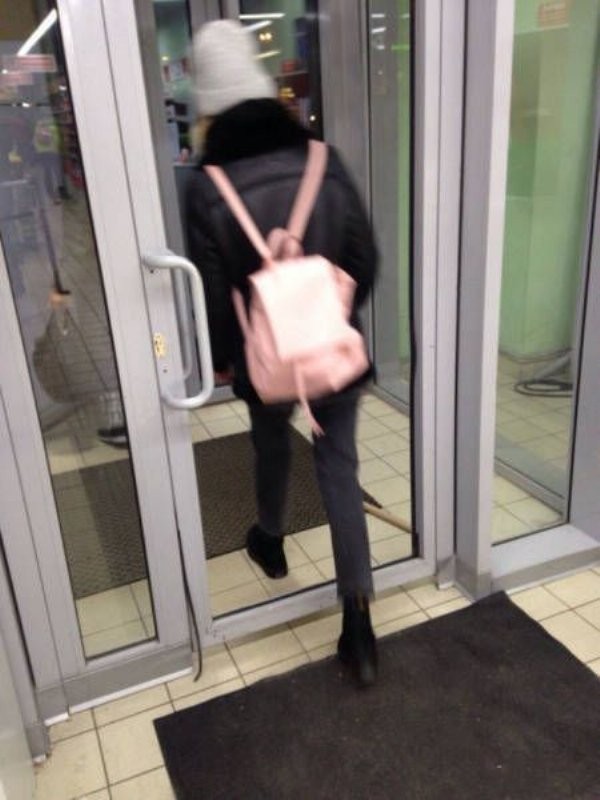 2. Do sklepu wchodzi się tak :D