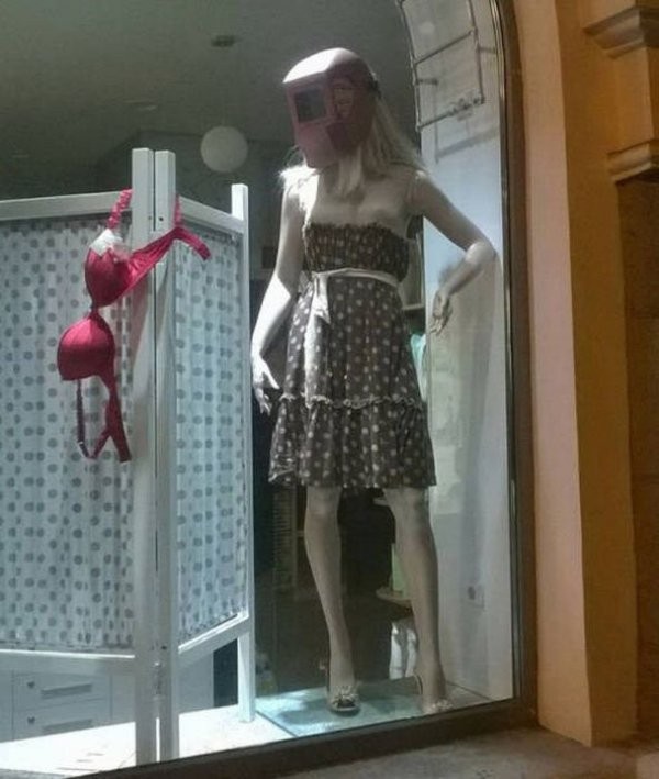 11. Tymczasem witrynie sklepowej